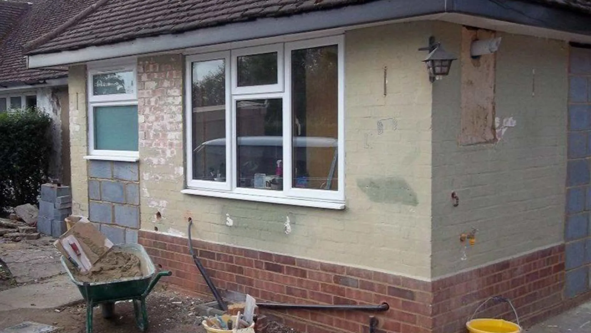 Bungalow extension being rendered and plastered in Dorking, Surrey